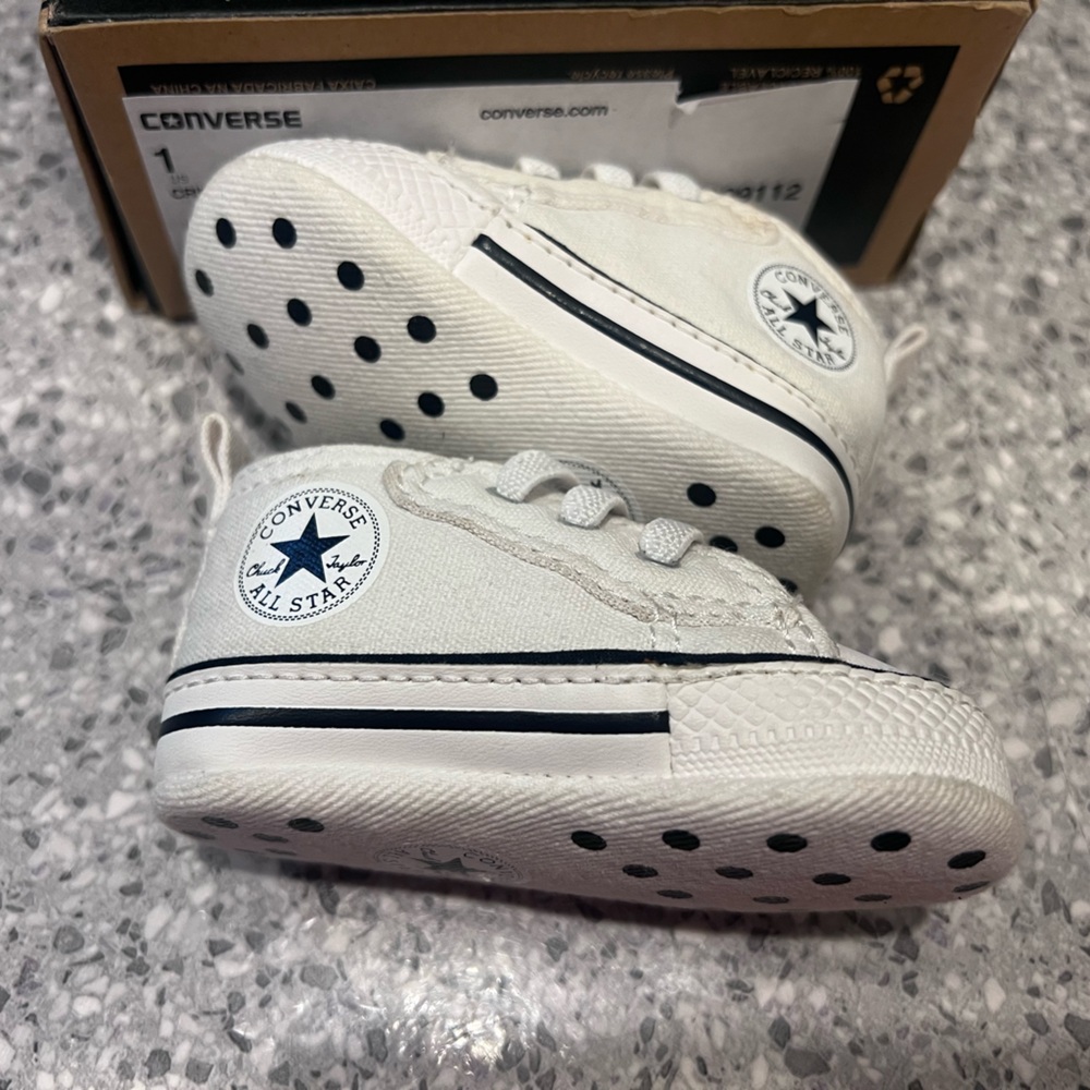 Converse White Baby Chuck Taylor Low Top Crib Sneakers: Size 1 - Picture 3 of 12